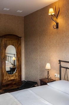 polys guest house