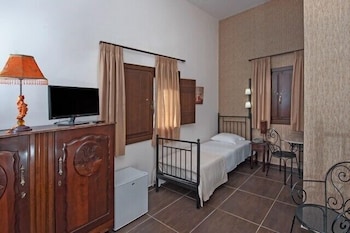 polys guest house