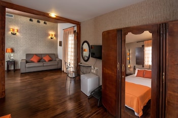 polys guest house