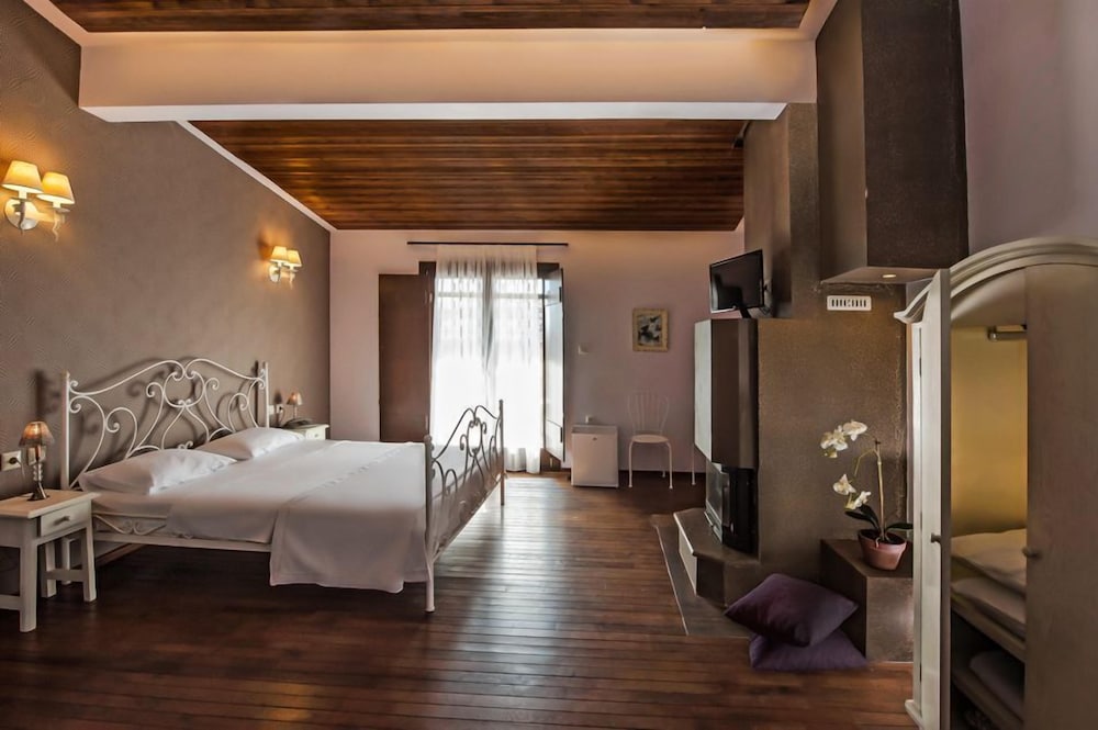 polys guest house