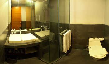 transera kamini legian hotel