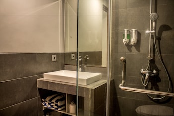 transera kamini legian hotel