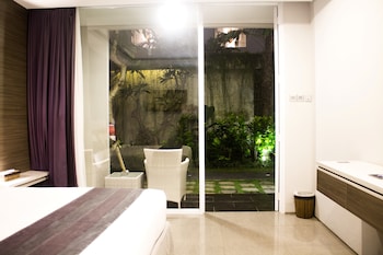 transera kamini legian hotel