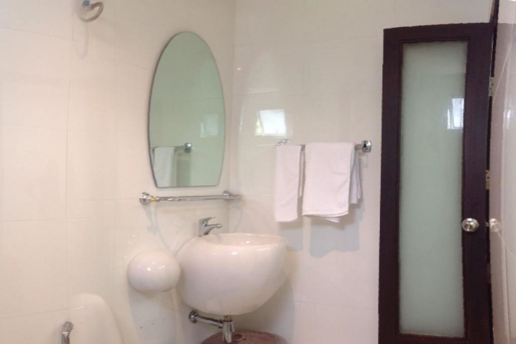 white house asoke sukhumvit 18