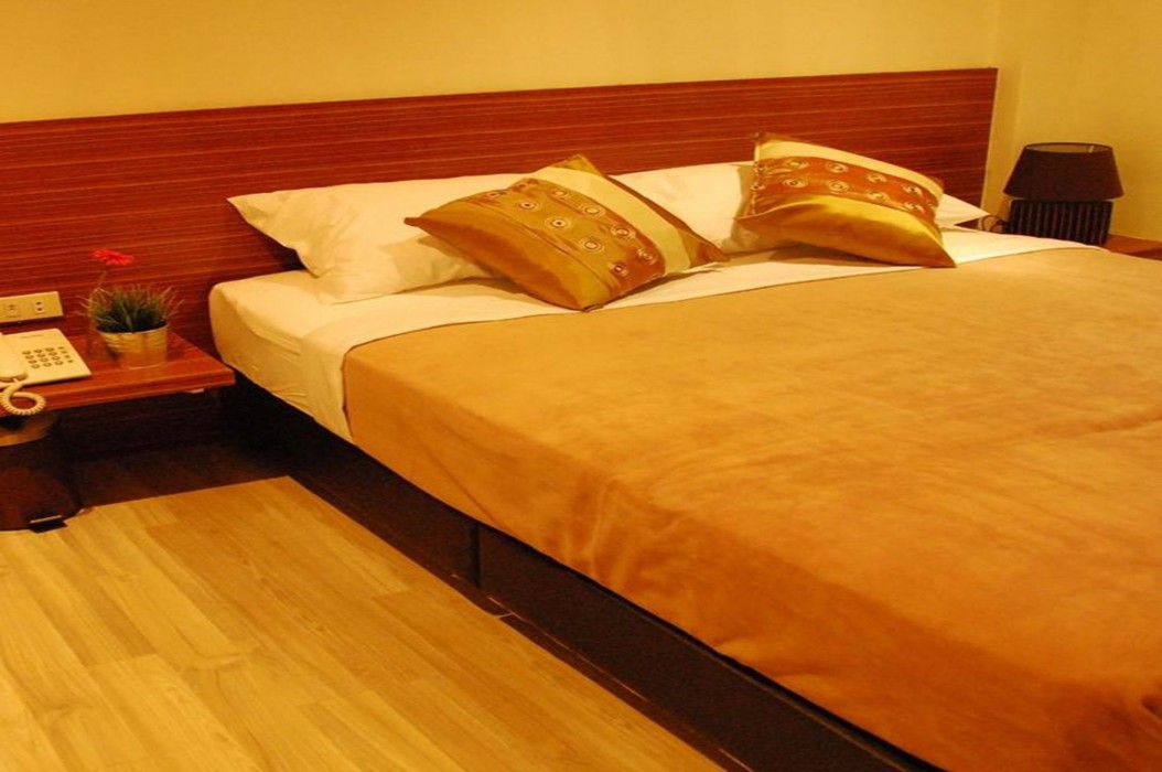 white house asoke sukhumvit 18