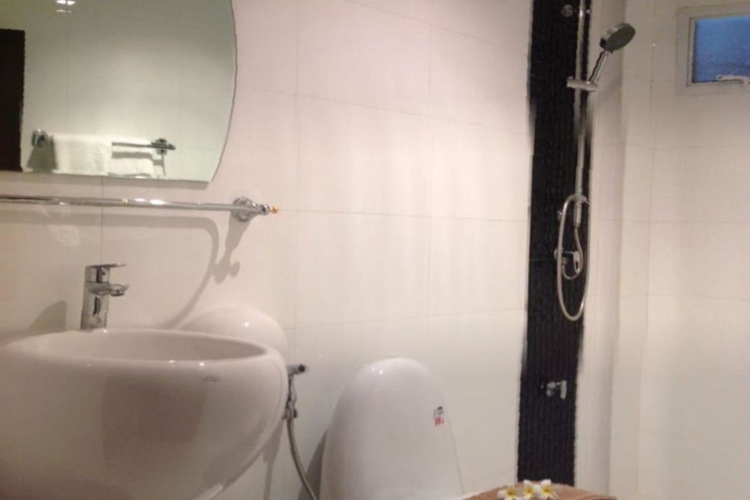 white house asoke sukhumvit 18