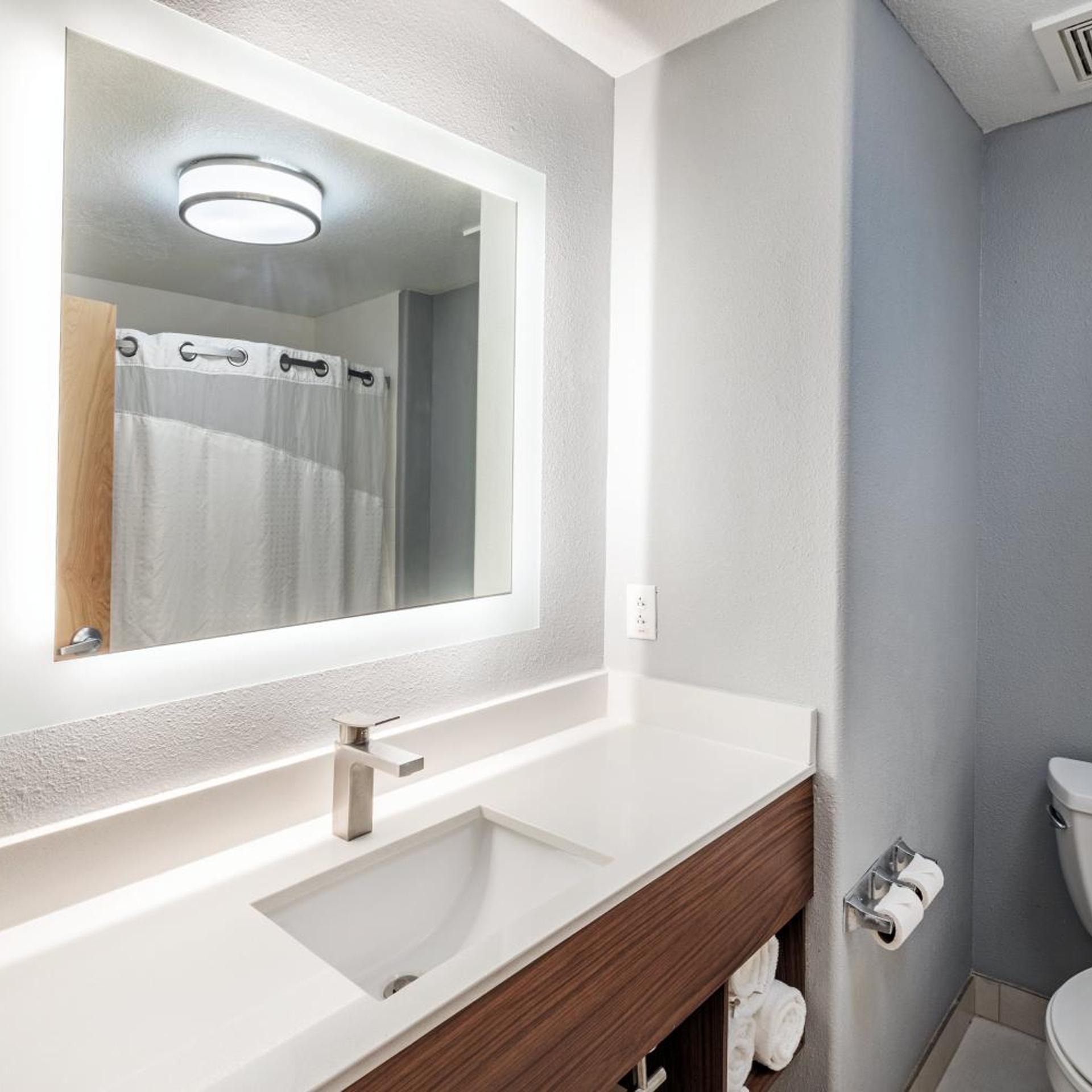holiday inn express and suites hutto