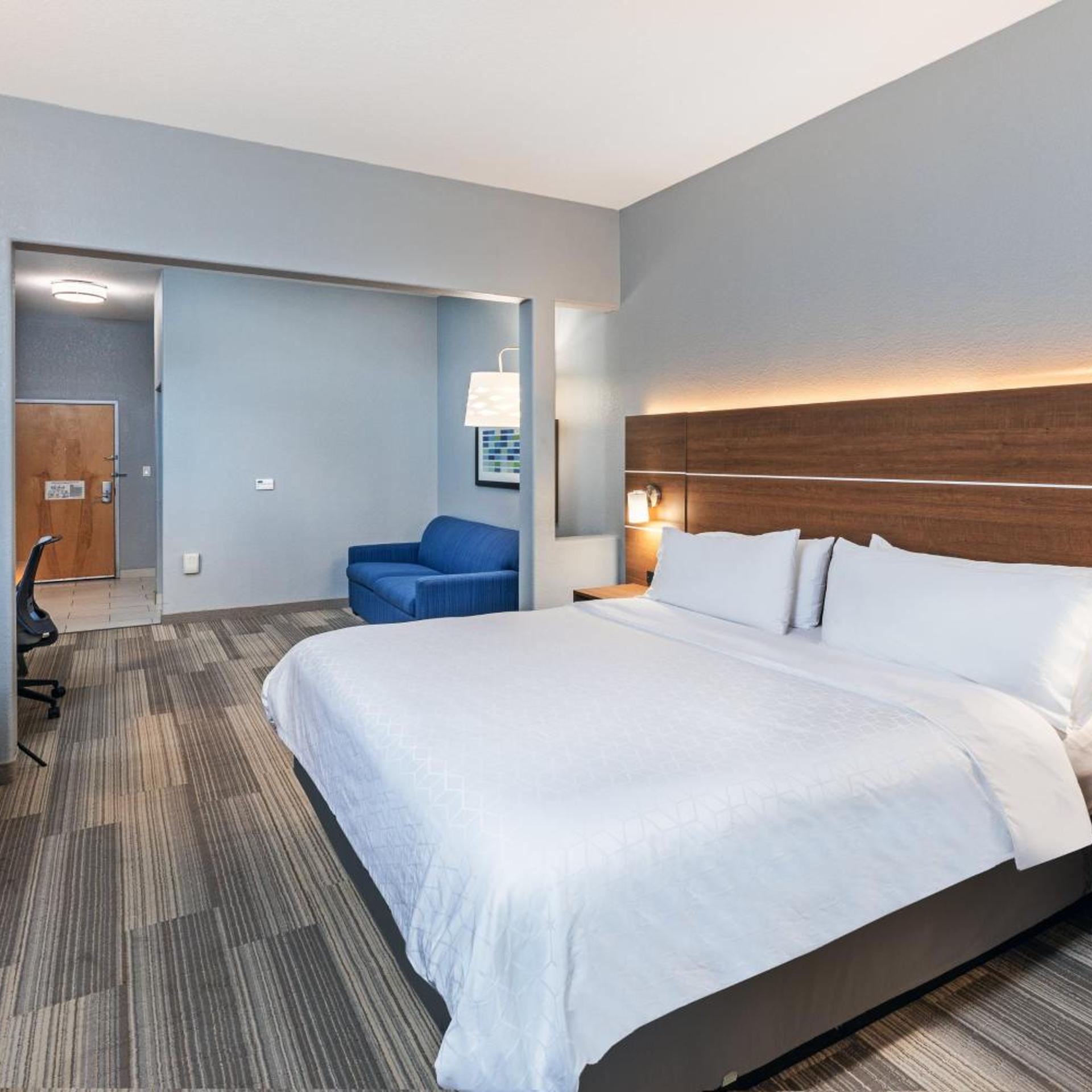 holiday inn express and suites hutto