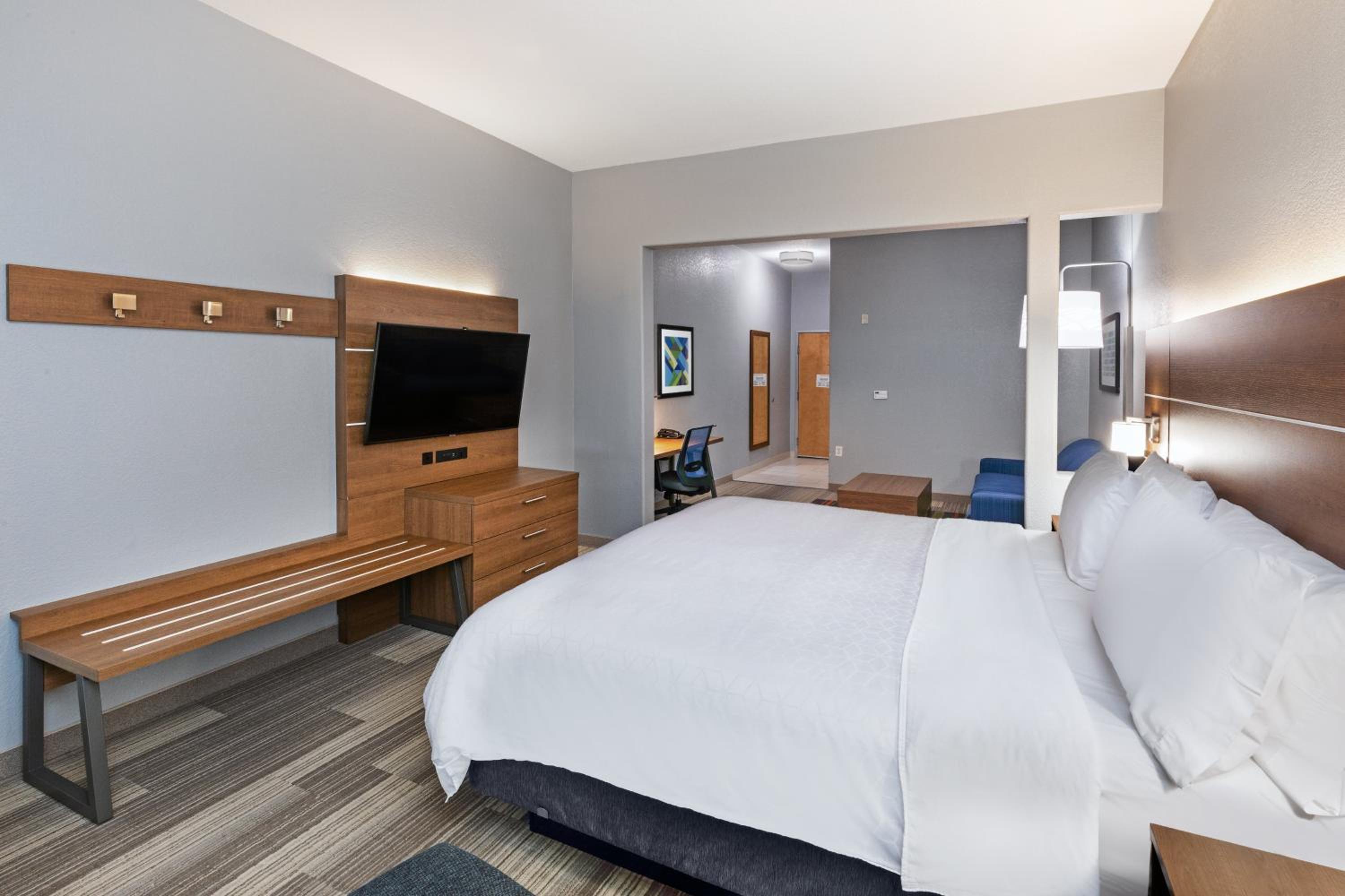 holiday inn express and suites hutto