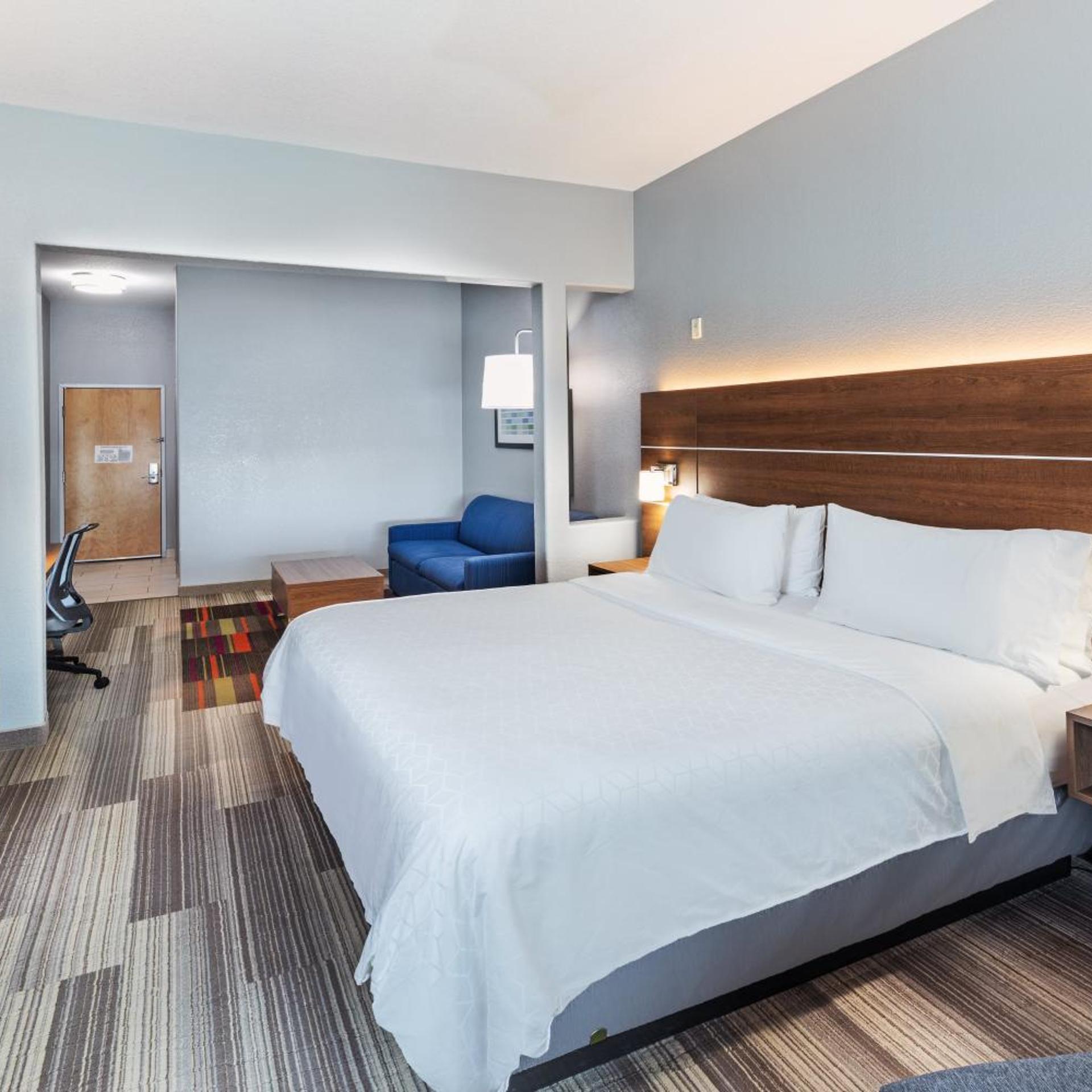 holiday inn express and suites hutto