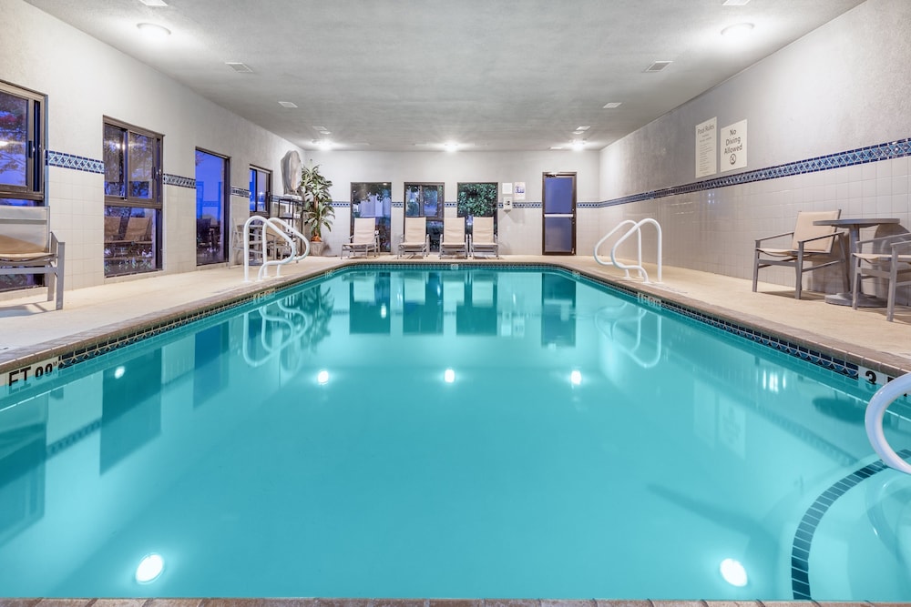 holiday inn express and suites hutto
