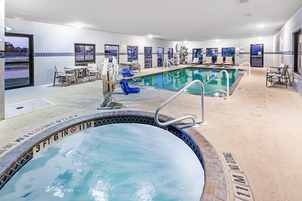 holiday inn express and suites hutto