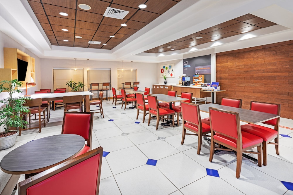 holiday inn express and suites hutto