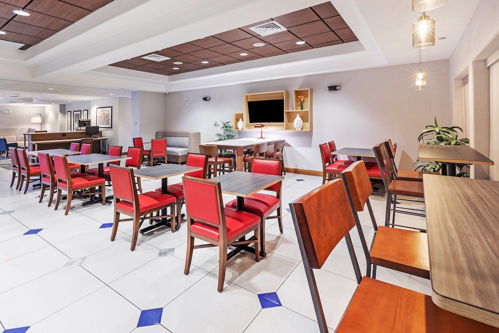 holiday inn express and suites hutto