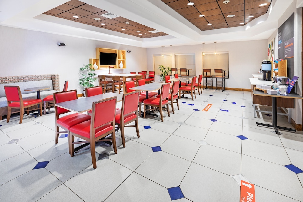 holiday inn express and suites hutto