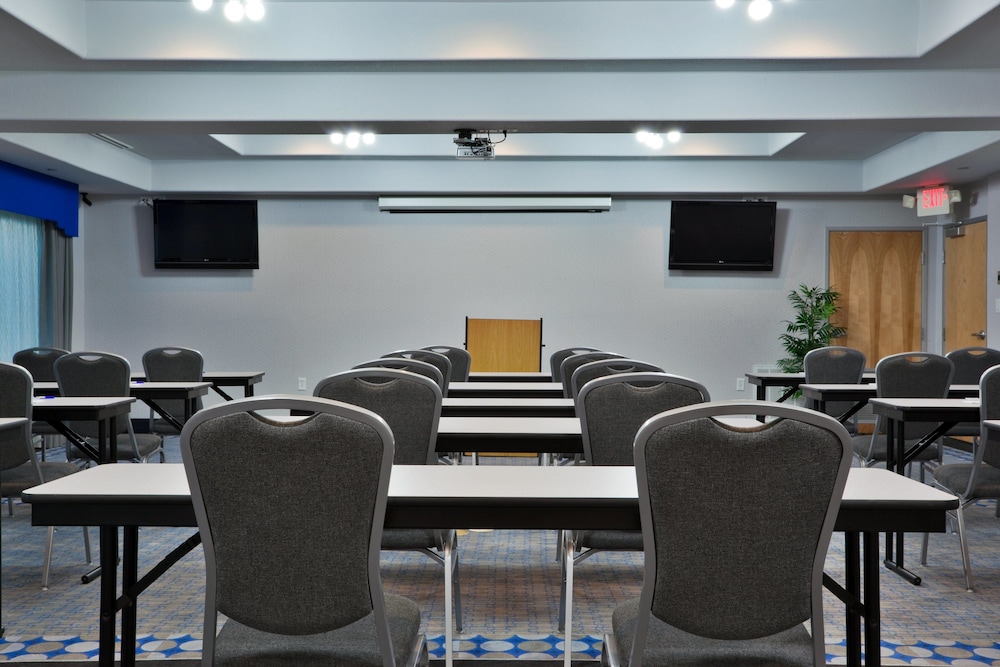 holiday inn express and suites hutto