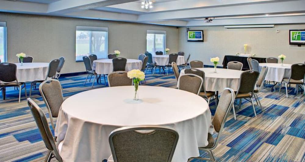 holiday inn express and suites hutto