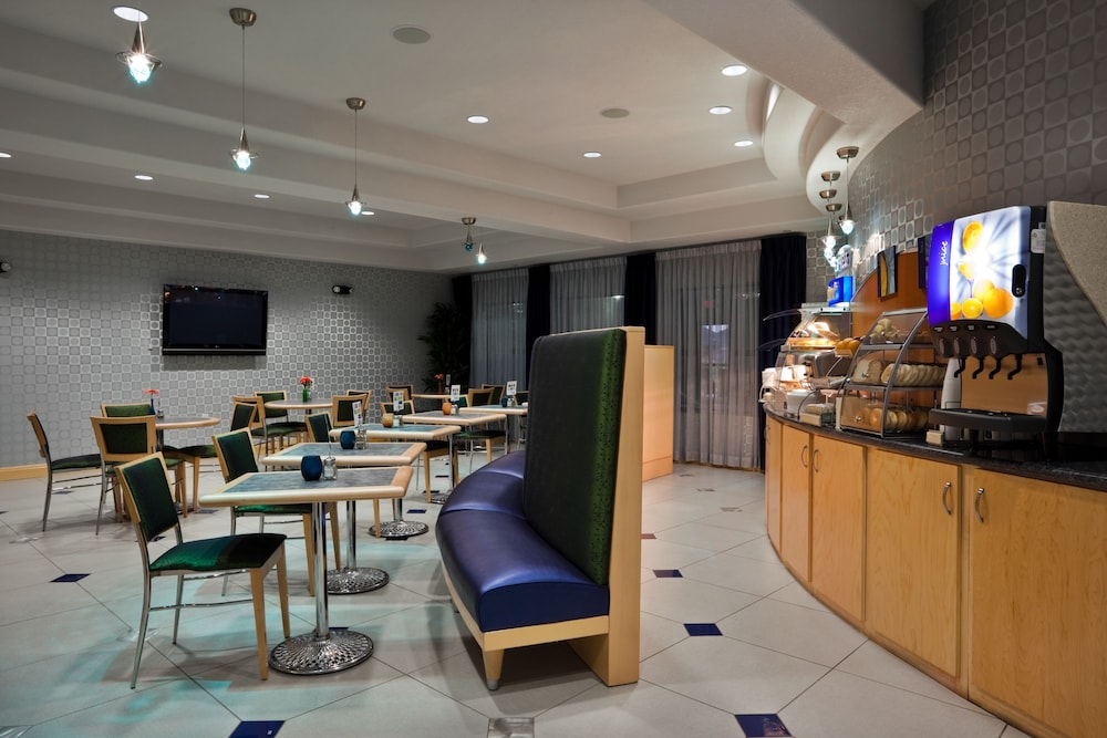 holiday inn express and suites hutto