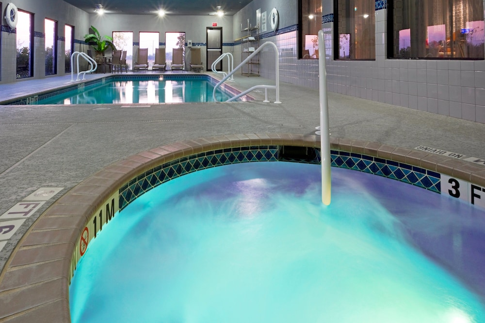 holiday inn express and suites hutto