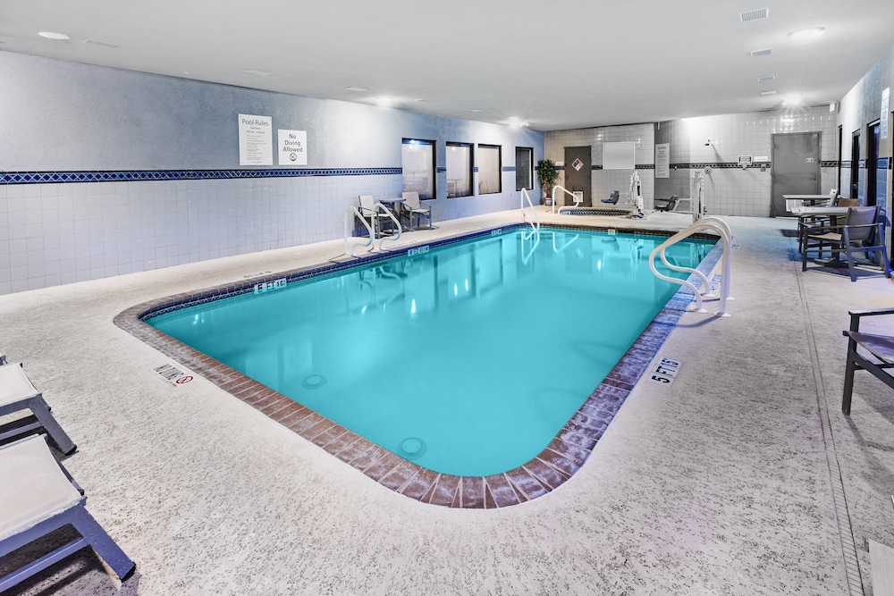 holiday inn express and suites hutto