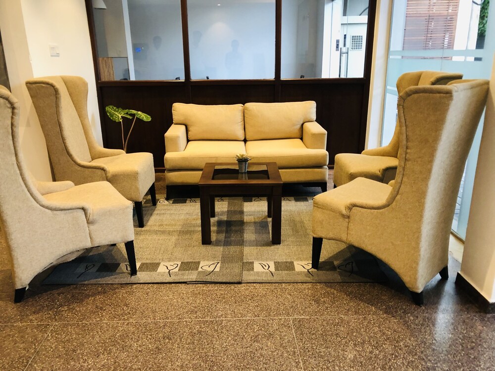 tropic inn mount lavinia