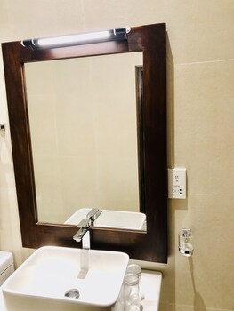 tropic inn mount lavinia