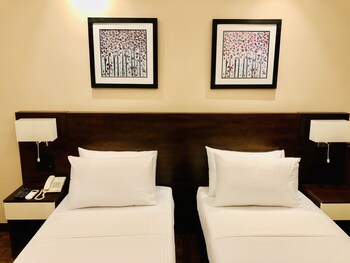 tropic inn mount lavinia