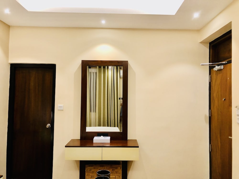 tropic inn mount lavinia