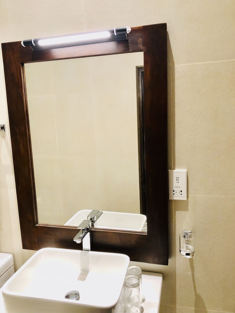 tropic inn mount lavinia