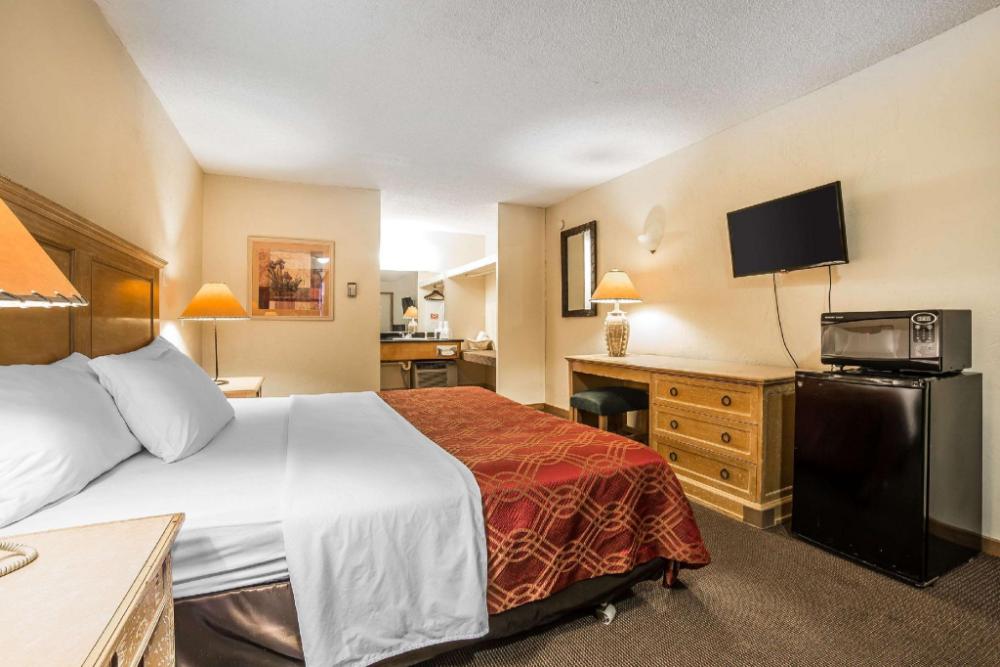 econo lodge inn and suites