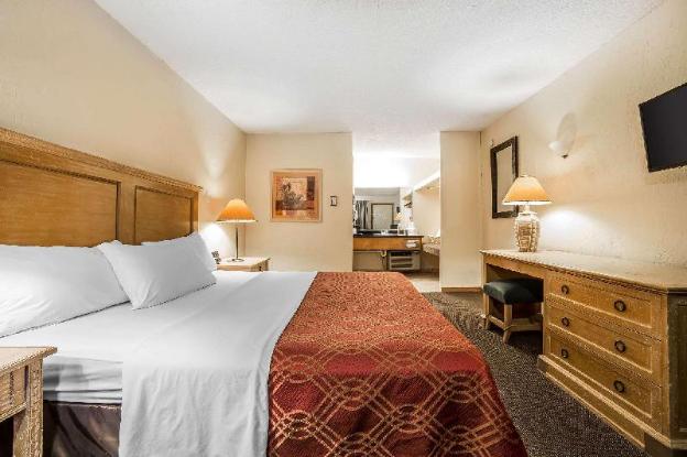 econo lodge inn and suites