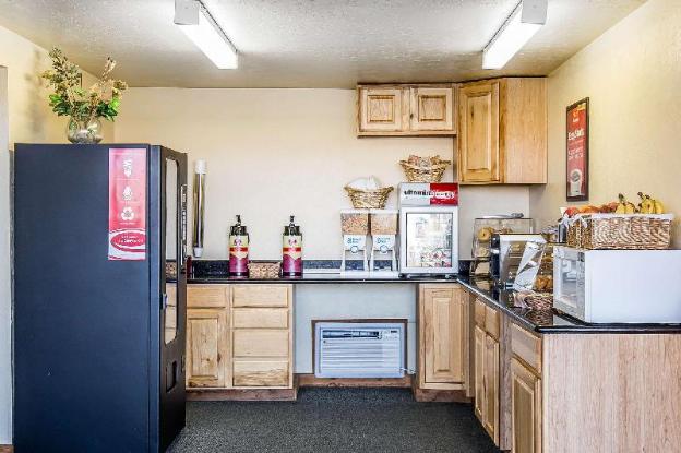 econo lodge inn and suites