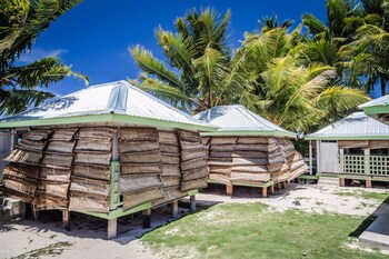 tailua beach fale