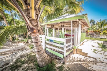 tailua beach fale