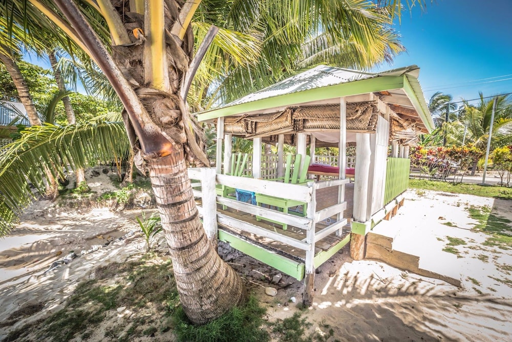 tailua beach fale