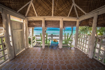 tailua beach fale