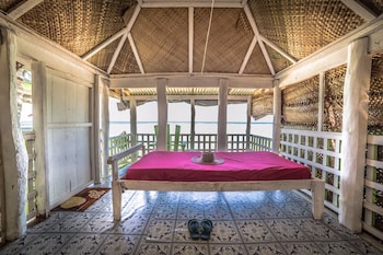 tailua beach fale