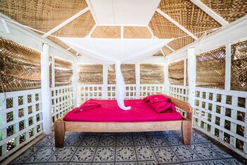 tailua beach fale