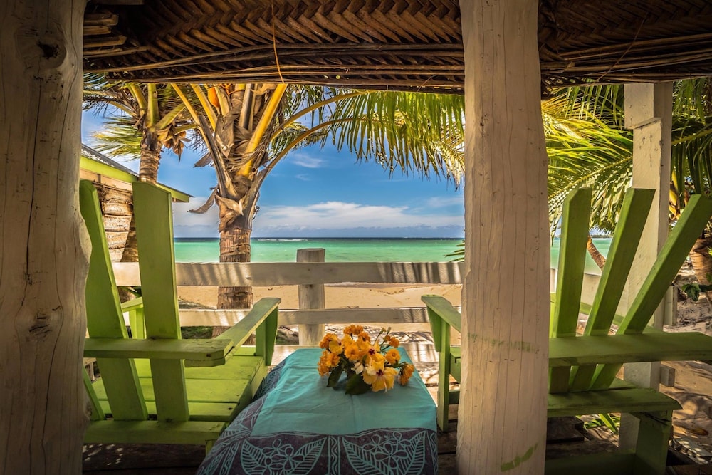 tailua beach fale
