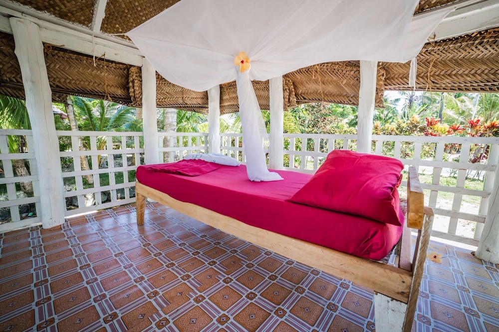 tailua beach fale