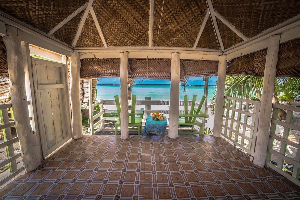 tailua beach fale