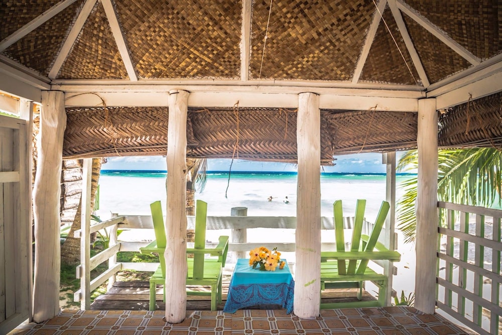 tailua beach fale