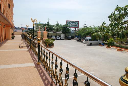 rose garden hotel
