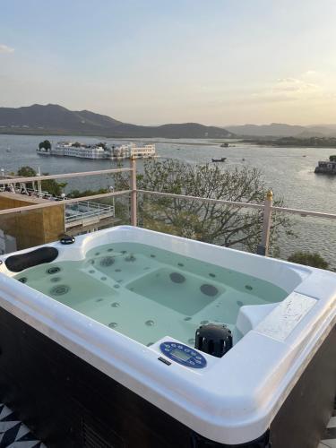 Sheeshmahal By Oladar,58 Navghat, Near City Palace Museum, Jagdish Chowk,4 star