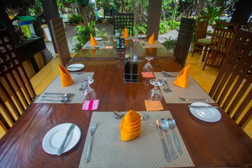 the mangrove cave hotel