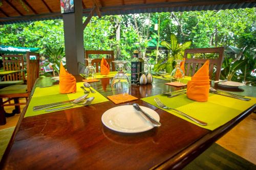 the mangrove cave hotel