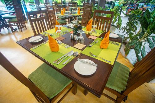 the mangrove cave hotel