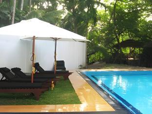 the mangrove cave hotel