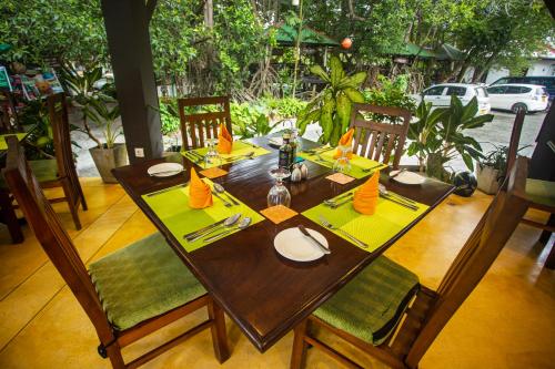 the mangrove cave hotel