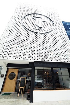 t hostel at victory monument